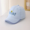 Detailopname van de lichtblauwe baby baseballpet met WIN! borduursel en geel smiley-gezicht - 48-52cm (2-6 Jaar) / Blauw