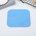 Apriscatole quadrato in silicone azzurro con trama a nido d'ape antiscivolo sul tavolo - Quadrato Blu