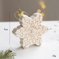Cremeweißer Schneeflocken-Weihnachtsschmuck mit goldenen Akzenten und strukturierter Optik - Schneeflocke