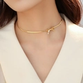 Collana girocollo dorata a maglia piatta a serpente con dettaglio fiocco minimalista - Collana / Oro