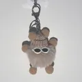 Porte-clés boule de suie en peluche beige avec lunettes de soleil et petit bonnet en tricot - Kaki