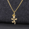 Elegante collana con ciondolo a rosa 3D dorata con catena a corda su sfondo scuro testurizzato - Oro