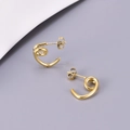 Detailansicht der goldenen Spiral-Ohrringe aus poliertem Edelstahl für Damen - 18K-Gold