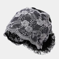Gros plan sur la broderie en dentelle florale et le tissu en maille du foulard noir - M (56-58cm) / Gris clair