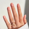 Anello a fungo dorato con cuori rosa su unghie opache e sfondo bianco elegante - Stile Rosa Opaco Corto Quadrato Rotondo (JP1746)