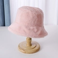 Rosa Fischerhut aus Kaninchenfellimitat auf Holzständer mit weicher Plüschtextur - 56-58cm / Rosa