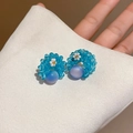 Détail de boucles d'oreilles fleurs avec des perles en cristal bleu et dépolies - 29# Anneau de fleurs perlé bleu et blanc avec tige en argent