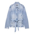 Hellblaue Jeansjacke mit Gürtel und Saum im Distressed-Look auf weißem Grund - S / Hellblau