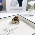 Elegante pinza para el pelo de flor de carey con diamantes en bandeja blanca - Flor Café + Diamantes de Imitación Blancos