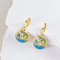 Boucles d'oreilles palmier dorées avec perles turquoise sur un plateau en pierre - Boucles d'oreilles