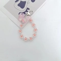 Nahaufnahme von rosa Schmetterlingsanhänger und transparenter Blumenperlenkette mit Verschluss - Orange