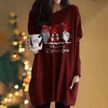 Detail des Weihnachts-Gnome-Prints und der Tasche am dunkelroten Langarm-T-Shirt-Kleid - Burgunderrot