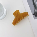 Pince à cheveux élégante en acétate marron ambré sur un fond blanc minimaliste - 8.5cm / Café Clair