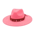 Détail d'un chapeau fedora rose bohème avec ruban tissé rouge et pendentifs pièces - Taille unique / Rose Bonbon