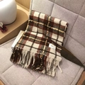 Sciarpa classica a quadri pied-de-poule marrone e verde con frange su sedia beige - Campo Colore Riso Rosso Quadri (Inospettito) / 62x200cm