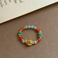 Vue macro détaillée de la bague en perles d'agate rouge, turquoise et breloque renard - Style Pendentif Tête de Renard 4# / Coloré