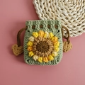 Mini bolsa de girasol tejida a mano en verde con detalle de cordón en forma de corazón - Verde matcha