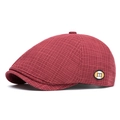 Béret à carreaux rouge vin pour homme avec un emblème de lettre M sur le côté - Ajustable (57-61cm) / Carreaux Rouges
