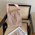 Bolso tote de lona con rayas marrones y correas de hombro plisadas rosas en silla - Rayas Marrones