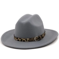 Dettaglio del cappello fedora grigio in lana con nastro leopardato e fibbia d'argento - M (56-58cm) / Grigio chiaro