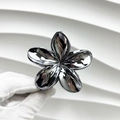 Dettaglio di una molletta per capelli a fiore in argento tenuta da una mano con guanti - 8 cm / Canna di Fucile Galvanizzato
