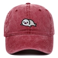 Détail de la broderie phoque blanc sur une casquette en coton bordeaux délavé vintage - Bordeaux