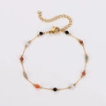Dettaglio di un bracciale in acciaio inossidabile dorato con perline colorate e chiusura - Bracciale / Marrone