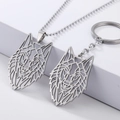 Détail de l'ensemble collier et porte-clés loup ajouré en argent avec finition métal - Ensemble Collier + Porte-clés / Argenté
