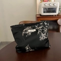 Détail de la pochette en jacquard noir avec broderie de bambou dorée et étiquette - Noir Avec Éventail Papillon