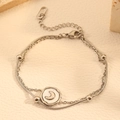 Detail van de zilveren dubbellaagse slangenarmband met maanbedeltje en stalen kralen - Dubbellaagse Slangenketting met Maan Ronde Tag (I110) / Zilver Maan Armband