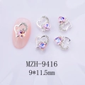 Détail de bijou d'ongle cœur creux avec pierre rose et strass sur fond violet élégant - Style Zirconia Rose Ciel Étoilé avec Base Argentée (9416 Rose Étoilé)