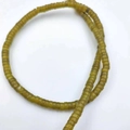 Primo piano di perline cilindriche in diaspro imperiale giallo-verde per gioielli - 2*4mm/filo circa 130 pezzi / Giallo Neon