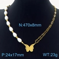 Elegante collar de mariposa dorada con perlas y cadena de clip en una modelo femenina - KN237560-KSP / Collar de Oro