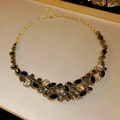 Set collana dorata con farfalle e fiori, impreziosita da cristalli colorati - Collana-Oro-Nero