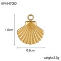 Vue détaillée d'un pendentif coquillage doré mesurant 1,0cm sur 0,8cm et pesant 2,2g - BP48470B0-Petit coquillage doré