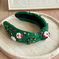 Détail du serre-tête de Noël vert noué avec Père Noël, sapins et strass colorés - Style d'accessoires de Noël verts / Vert