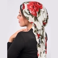 Detail von rotem Blumendruck auf weißem Hijab-Kopftuch mit Stoffstruktur am Modell - Weiß mit rotem Blumendruck