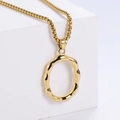 Vue détaillée du collier pendentif cercle ondulé doré sur un support blanc élégant - Lettre O Dorée Pendentif Uniquement (Sans Chaîne)