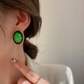Boucles d'oreilles vintage en or avec centre noir et vert iridescent sur mannequin - Clous d'Oreilles Ovales Iridescents Verts (8# Tige Argent-Ovale Vert)