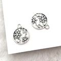 Gros plan de pendentifs flocons en argent antique pour création de bijoux DIY - Flocon de Neige Argent Antique 16x17mm (13883)