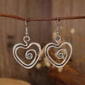 Boucles d'oreilles cœur argentées avec motif spirale sur une branche naturelle - Boucles d'oreilles spirale en forme de cœur argent antique (N-691)