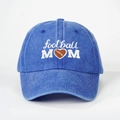Detalle del bordado football MOM en una gorra de béisbol vaquera azul lavada - Azul Real