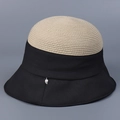 Nahaufnahme der beige Strohkrone und schwarzen Stoffkrempe mit Silberblatt-Anhänger - M (56-58cm) / Beiges Oberteil