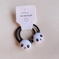 Nahaufnahme süßer Panda-Haargummis auf Karte mit rosa Wangen und schwarzem Gummiband - Schüchternes Panda Haargummi