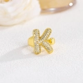 Dettaglio dell'anello con lettera K dorata con intarsio in zirconi scintillanti - Lettera K