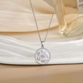 Collana in argento con ciondolo bianco rotondo decorato con luna e piccoli elefanti - Stile Tondo Argento Bianco Cuore Elefante Luna (XL0465G)