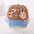 Detail der Bärenbestickung und des Baby-Schriftzugs auf der Kinder-Baseballkappe - 48-52cm / Kaffeebraun
