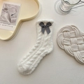 Weiße Korallenfleece-Socken mit schwarz-weiß karierter Schleife für den Winter - Weiß mit karierter Schleife