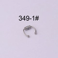 Silberner magnetischer 16G Hufeisen-Septumring mit Kugeln auf neutralem Hintergrund - Silber
