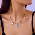 Detalle de colgantes dorados de estrella de mar y tortuga en collar playero para mujer - Collar con múltiples colgantes de tortuga marina / Dorado/Azul/Blanco
